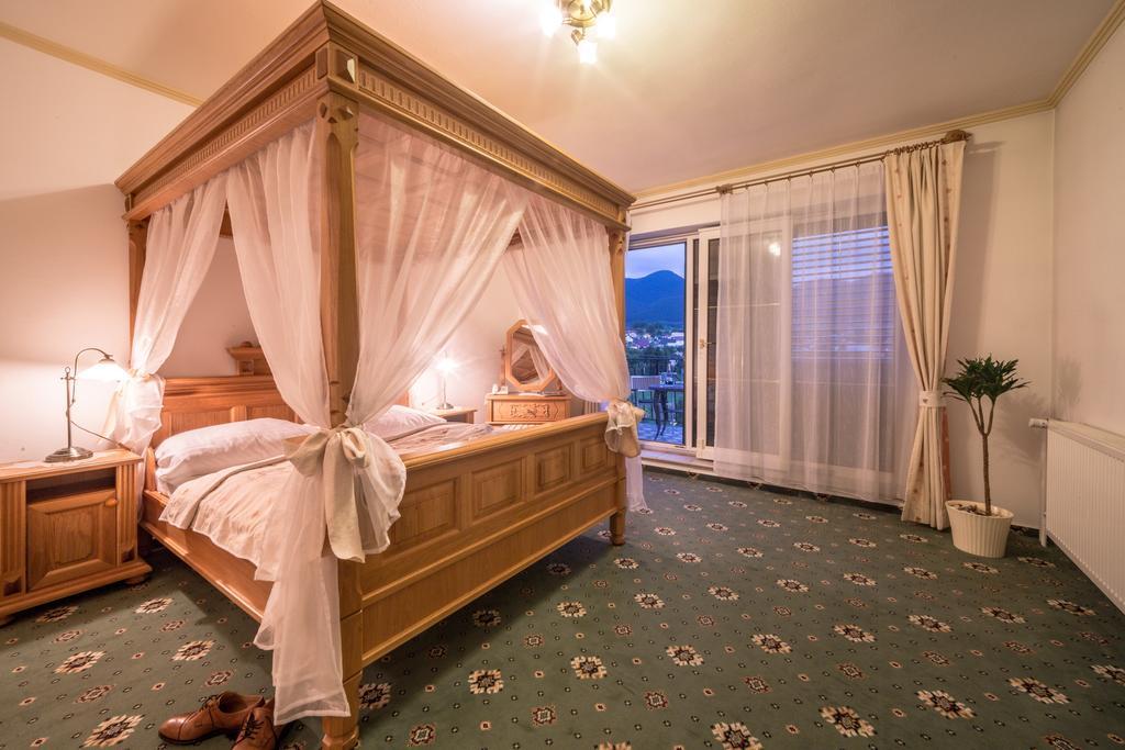 Hotel Diana Stráža エクステリア 写真